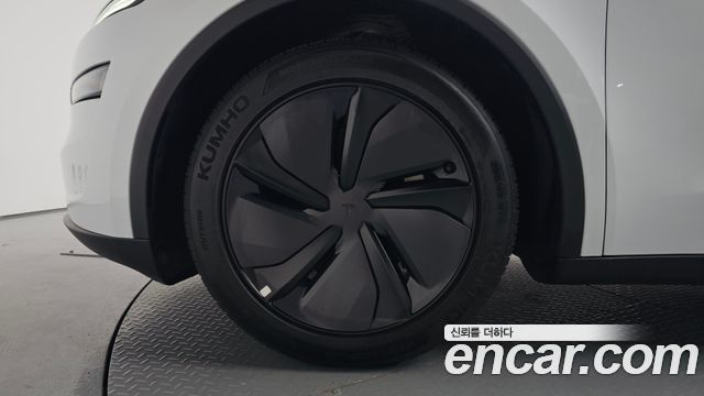 Tesla Model Y Long Range AWD - фото 3