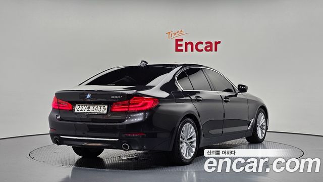 BMW 5-Series G30 530i Luxury Plus - фото 1
