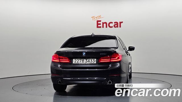 BMW 5-Series G30 530i Luxury Plus - фото 3