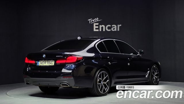 BMW 5-Series G30 530e Luxury - фото 1