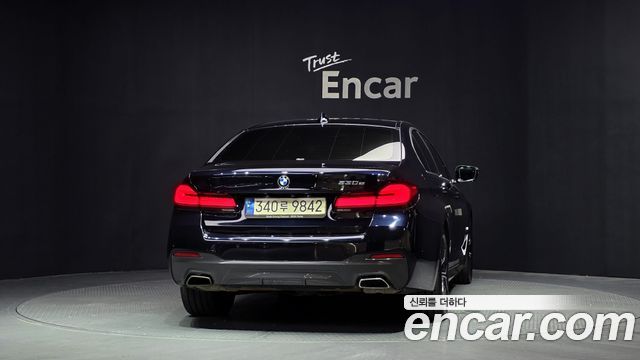 BMW 5-Series G30 530e Luxury - фото 3