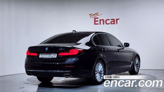 BMW 5-Series G30 520i Luxury - фото 1