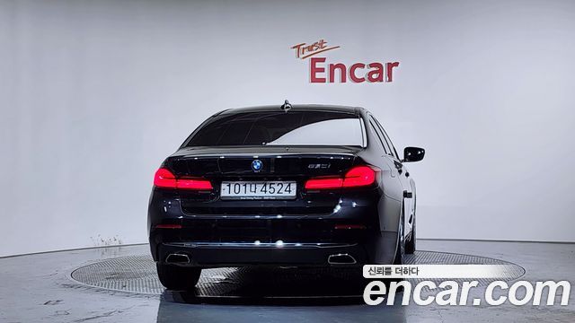 BMW 5-Series G30 520i Luxury - фото 3
