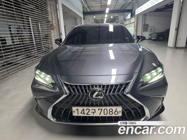 Lexus ES 300h 7-го поколения Executive - фото 0