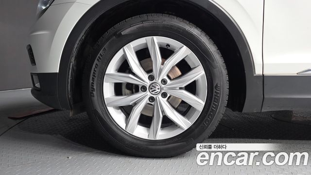 Volkswagen Tiguan 2-го поколения 2.0 TDI Premium - фото 4