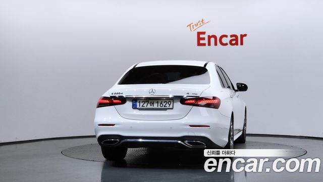 Mercedes-Benz E-Class W213 E220d 4MATIC AMG Line - фото 3