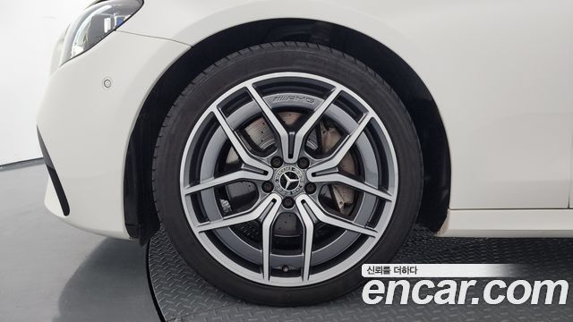 Mercedes-Benz E-Class W213 E220d 4MATIC AMG Line - фото 4