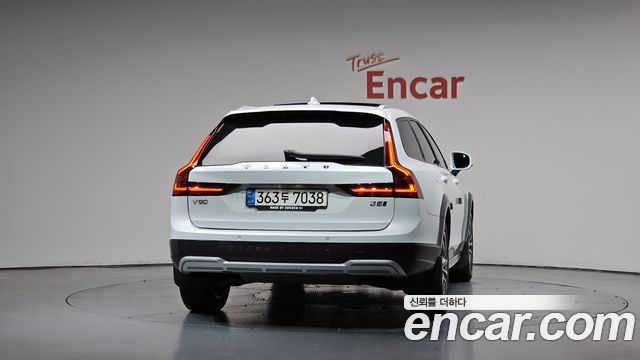 Volvo V90 Cross Country B5 Pro AWD - фото 2