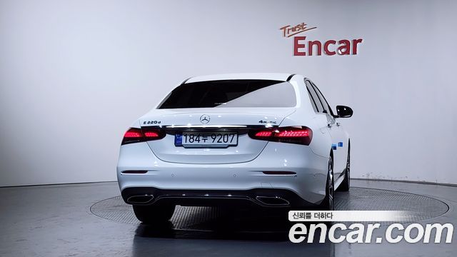 Mercedes-Benz E-Class W213 E220d 4MATIC AMG Line - фото 3