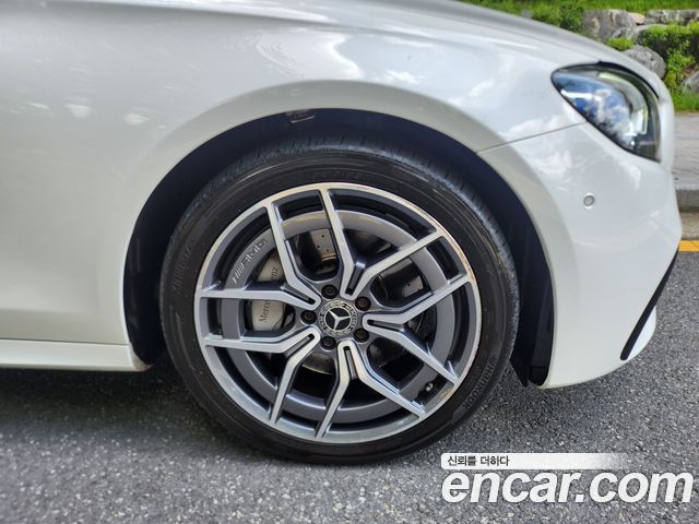 Mercedes-Benz E-Class W213 E220d 4MATIC AMG Line - фото 4