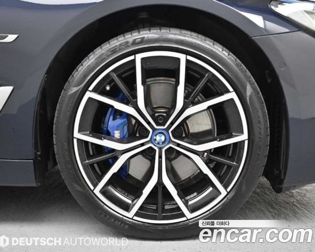 BMW 5 Series G30 530e M Sport - фото 4
