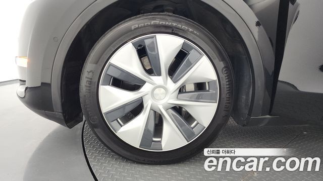Tesla Model Y Long Range AWD - фото 4