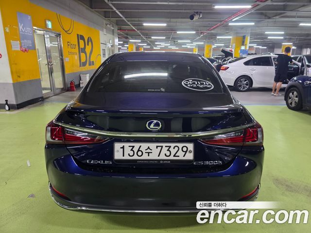 Lexus ES 300h 7-го поколения Executive - фото 4