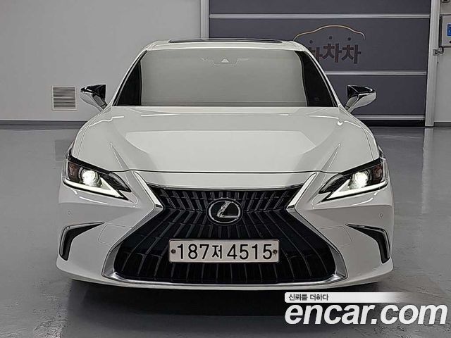 Lexus ES 300h 7-го поколения Luxury Plus - фото 1