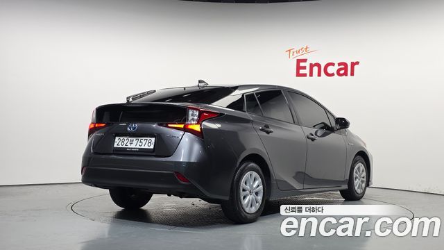 Toyota Prius 4-го поколения 1.8 - фото 1