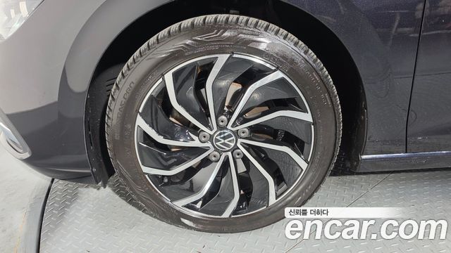 Volkswagen Golf 8-го поколения 2.0 TDI Prestige - фото 4