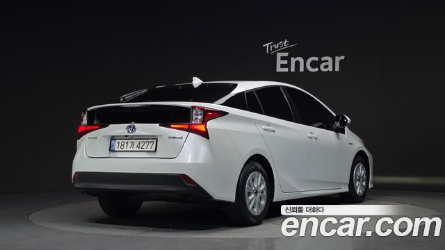 Toyota Prius 4-го поколения 1.8 - фото 1