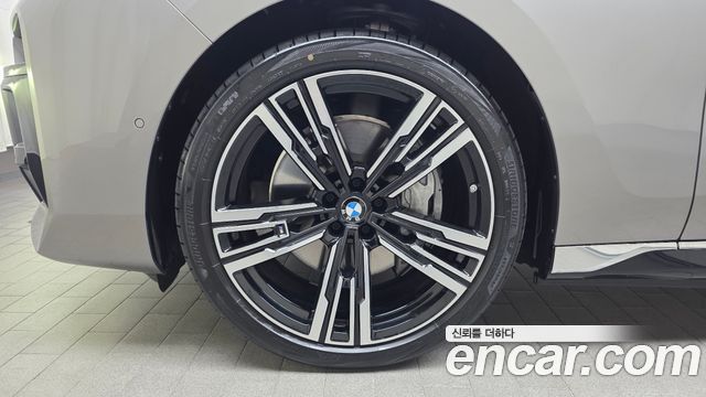 BMW i7 G70 xDrive 60 M sport - фото 4