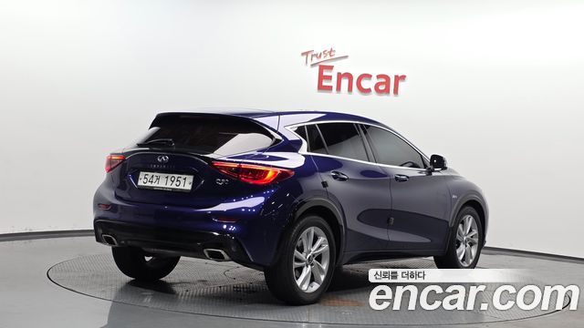 Infiniti Q30 2.0 Essential - фото 1