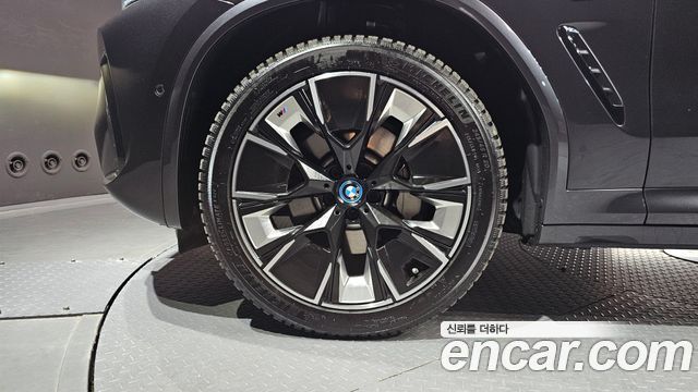 BMW iX3 M Sports - фото 4
