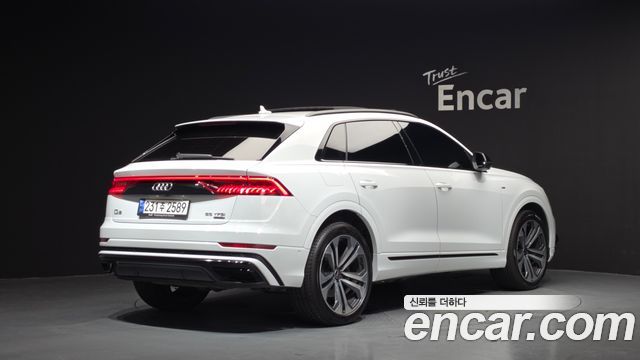 Audi Q8 55 TFSI Quattro Premium - фото 1