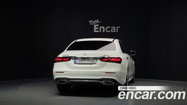Mercedes-Benz E-Class W213 E220d 4MATIC AMG Line - фото 3