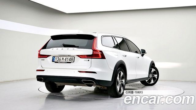Volvo V60 2-го поколения B5 AWD - фото 1