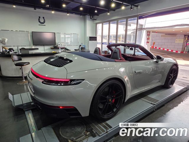 Porsche 911 Carrera 4 GTS Cabriolet - фото 3