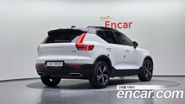 Volvo XC40 T4 R-Design - фото 1