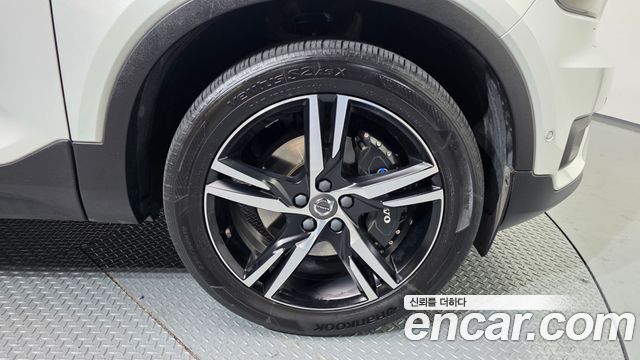 Volvo XC40 T4 R-Design - фото 4