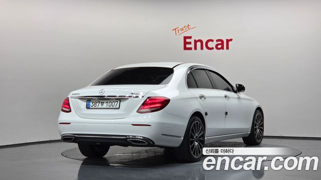 Mercedes-Benz E-Class W213 E220d Exclusive - фото 1
