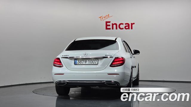 Mercedes-Benz E-Class W213 E220d Exclusive - фото 3