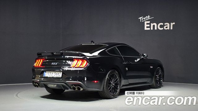 Ford Mustang GT Coupe - фото 1