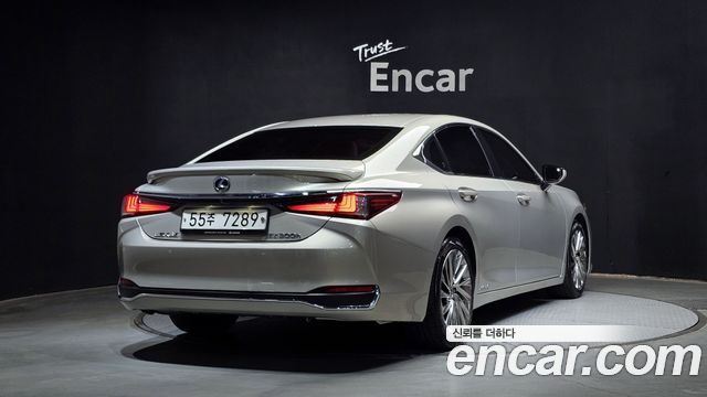 Lexus ES 7-го поколения Executive - фото 1