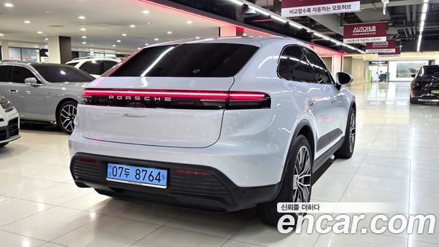 Porsche Macan EV Base 4 - фото 4