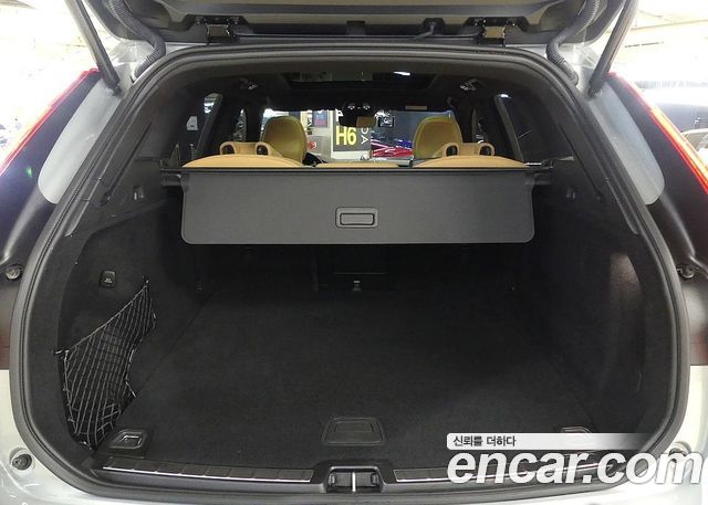 Volvo XC60 2-го поколения B5 Ultimate Bright - фото 3