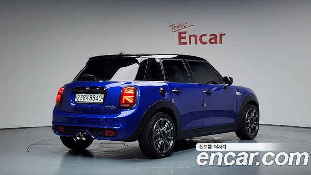 Mini Cooper 5Door HIGH 3rd - фото 0