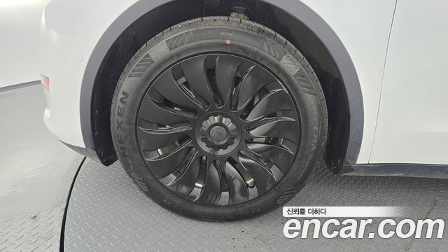 Tesla Model Y Long Range AWD - фото 4