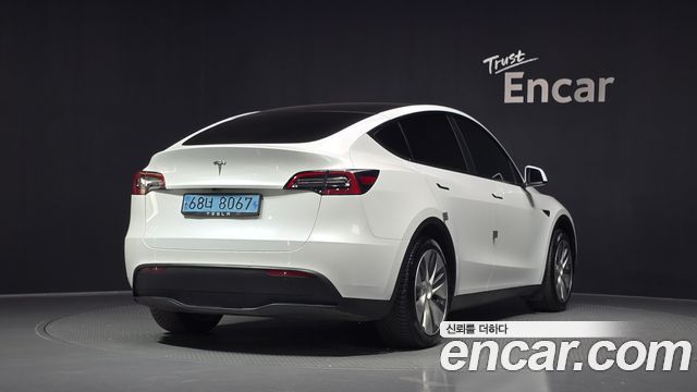 Tesla Model Y Standard Range RWD - фото 1