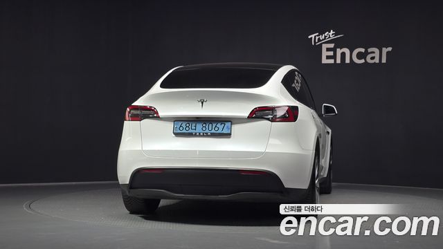 Tesla Model Y Standard Range RWD - фото 3