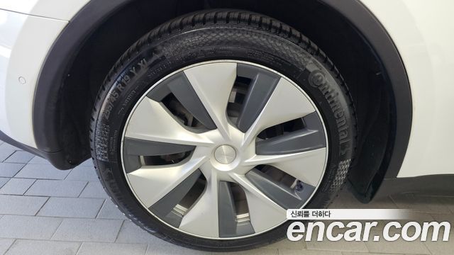 Tesla Model Y Standard Range RWD - фото 4