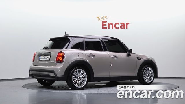 Mini Cooper 5-Door Classic Plus 3rd - фото 1