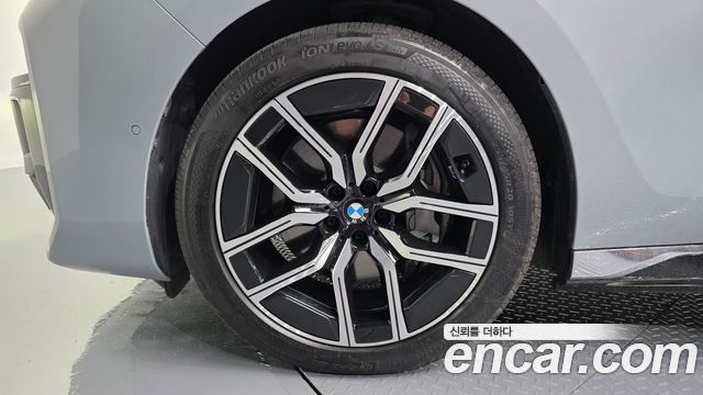 BMW i7 G70 xDrive 60 M sport - фото 4