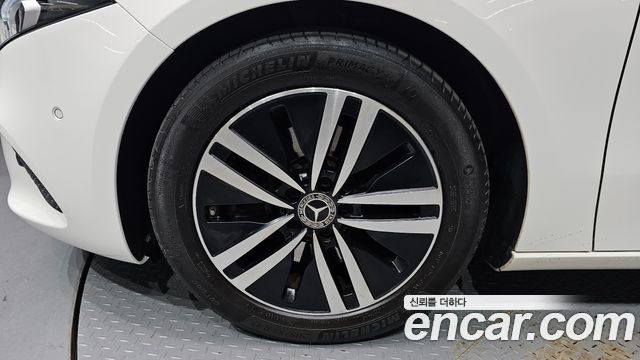 Mercedes-Benz A-Class W177 A220 Sedan - фото 4