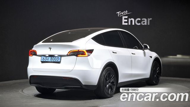 Tesla Model Y RWD - фото 1