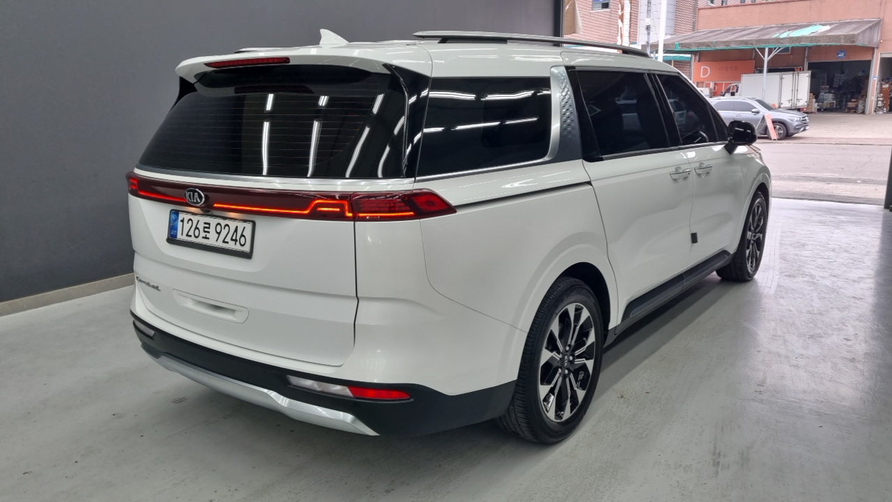Kia Carnival 4-го поколения 9-Seater Signature - фото 1