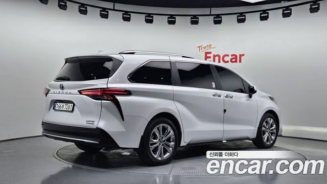 Toyota Sienna 4-го поколения 2.5 Hybrid 2WD - фото 1