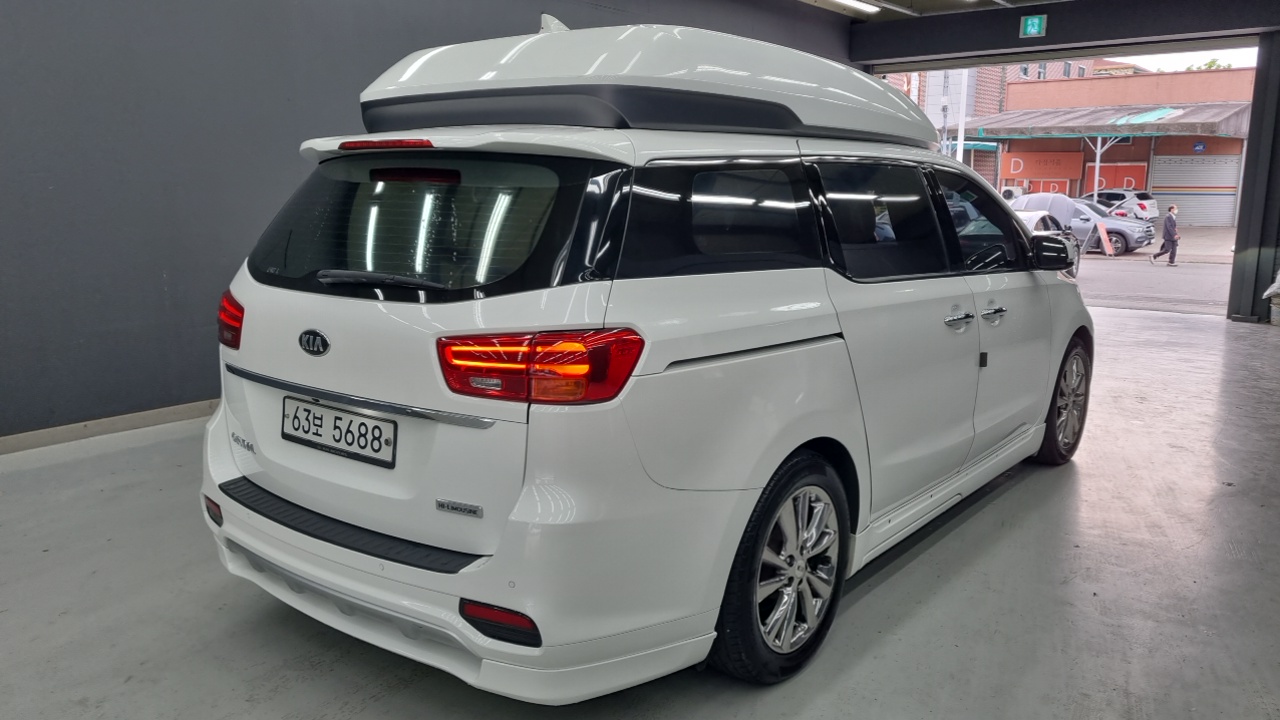 Kia Carnival Новый 9-Seater Hi-Limousine Noblesse Special - фото 1