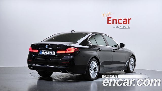 BMW 5-Series G30 520i Luxury - фото 1