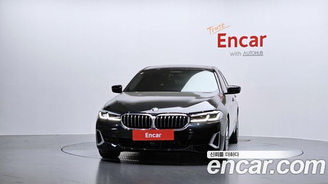 BMW 5-Series G30 520i Luxury - фото 2